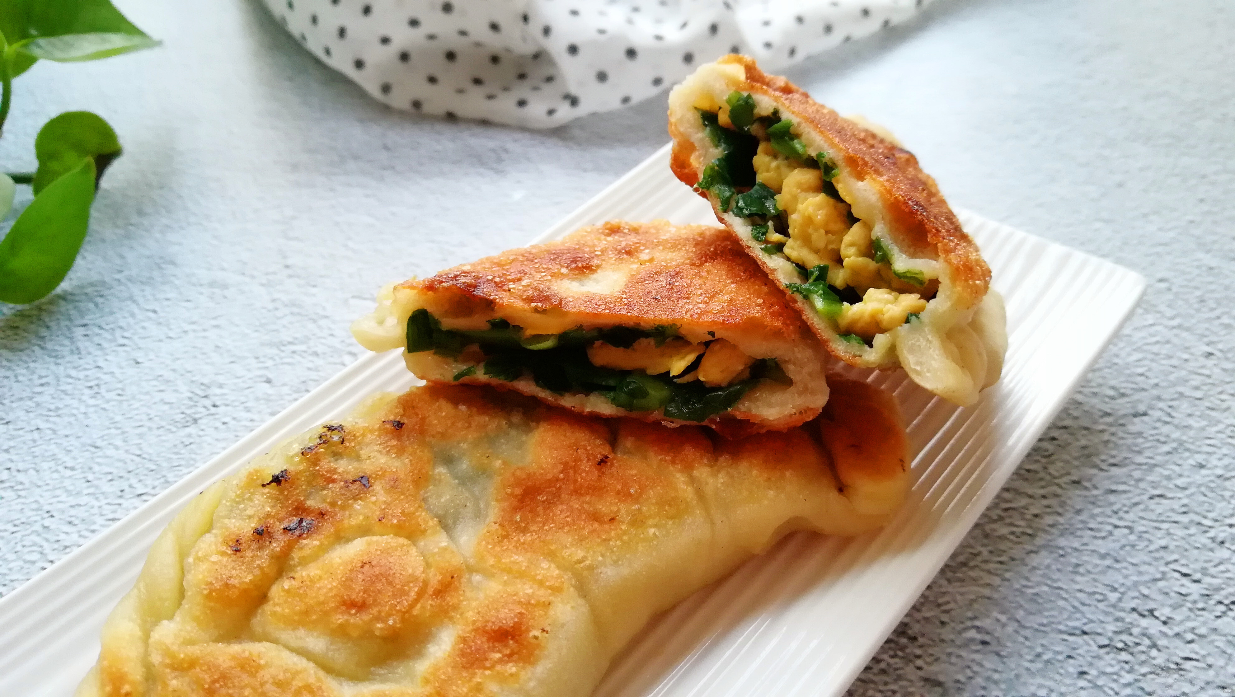 南方人第一次揉面做韭菜盒子卖相不够味道来凑