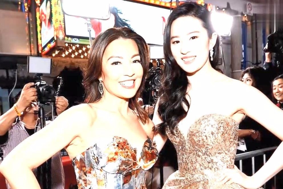 两代花木兰同框！刘亦菲温明娜红毯合影，笑容灿烂魅力尽展