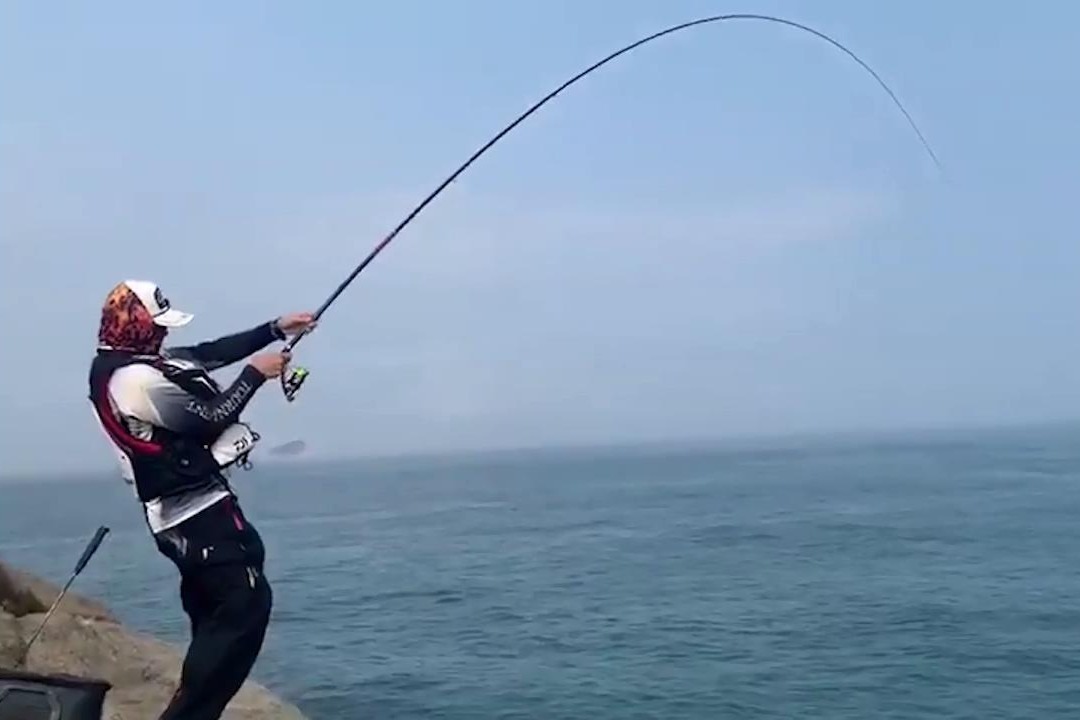 钓鱼人矶钓中5斤的大白鱲这鱼竿弯曲弧度看着过瘾