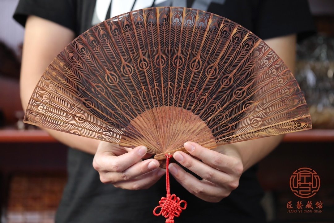 苏州雅扇，雅致精巧，舒卷自如，刻画东方之美，海南黄花梨苏扇_凤凰网视频_凤凰网