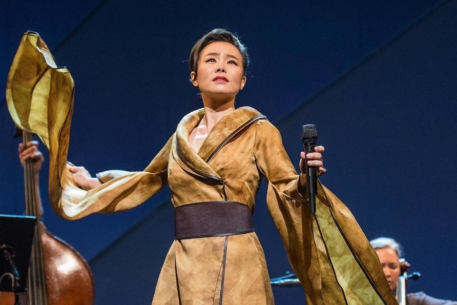 比起腾格尔神曲女王龚琳娜的颠覆性翻唱更让人震惊