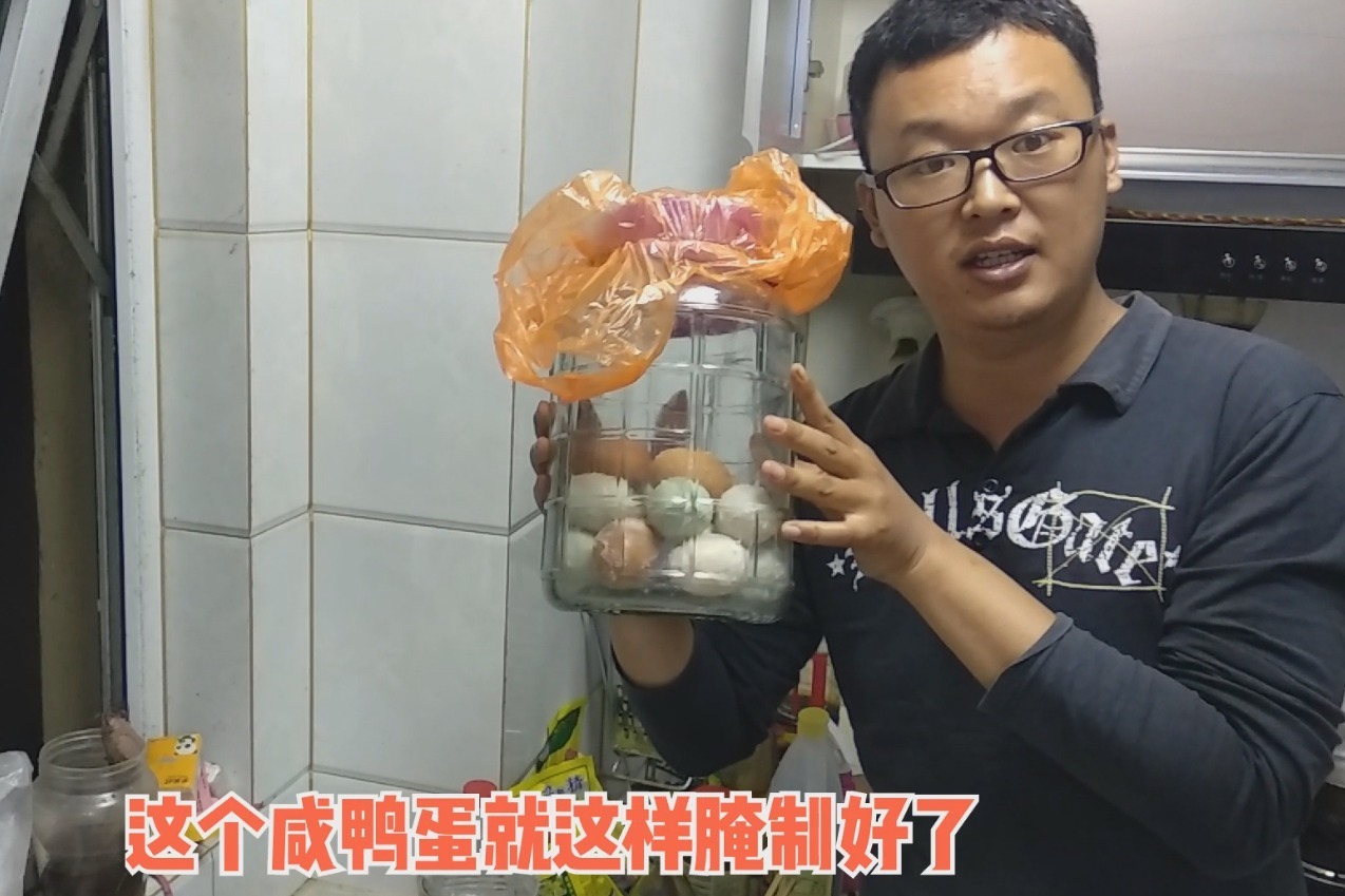腌制咸鸭蛋的最佳方法，10天就能吃，个个流油又起沙，看一遍就会