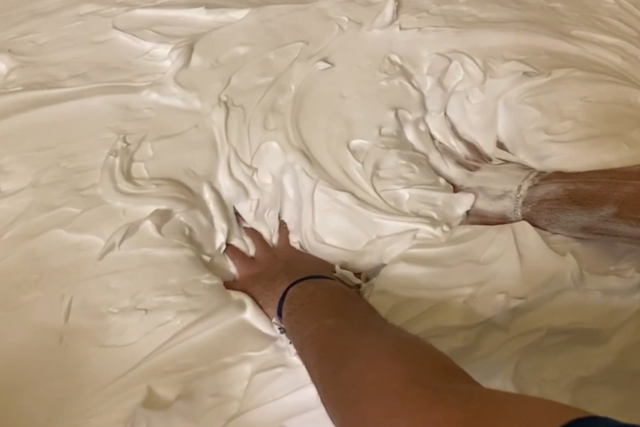 男生版的"泡泡浴"与众不同,剃须泡沫倒满浴缸,就像奶油一样