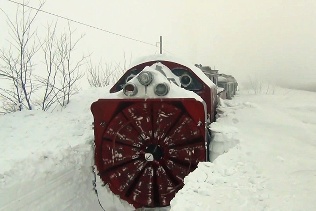 轨道上下了厚厚的雪火车要怎么行驶先头部队铲雪火车来了