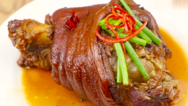 红烧肘子做法，大肘子皮酥肉烂，软嫩入味.