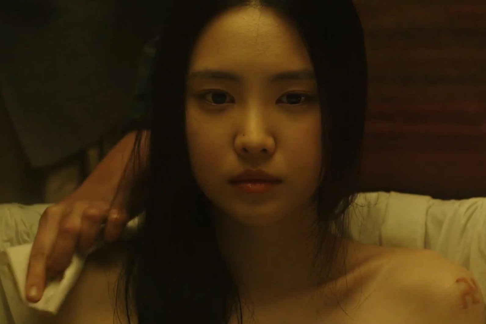 新婚之夜丈夫离奇死亡，妻子因身上的佛印保住一命