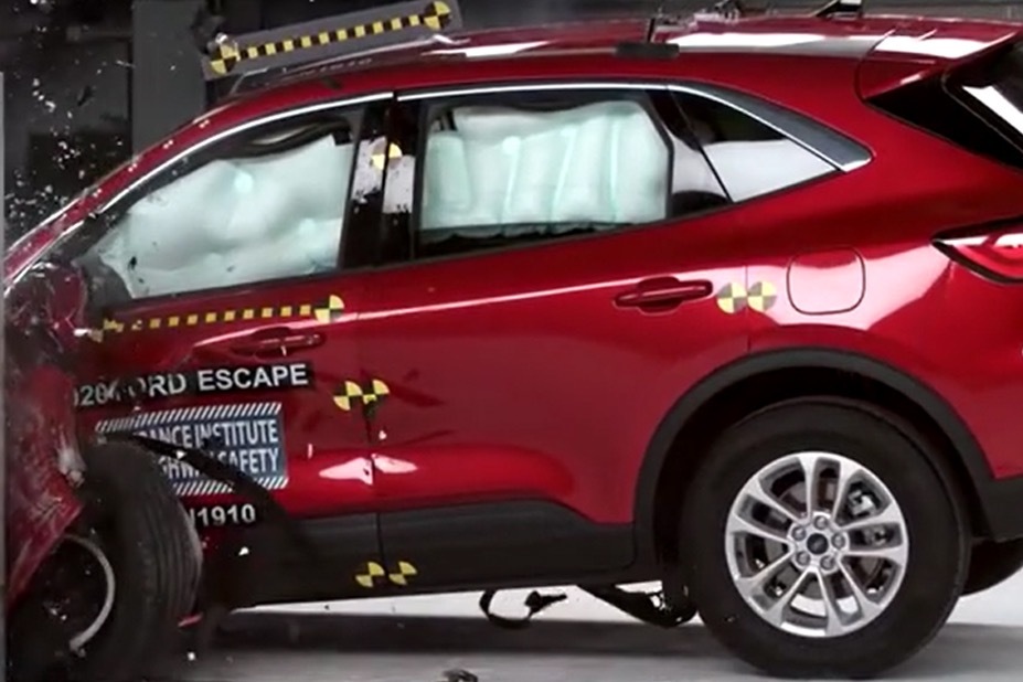 安全表现如何？来看福特锐际碰撞测试