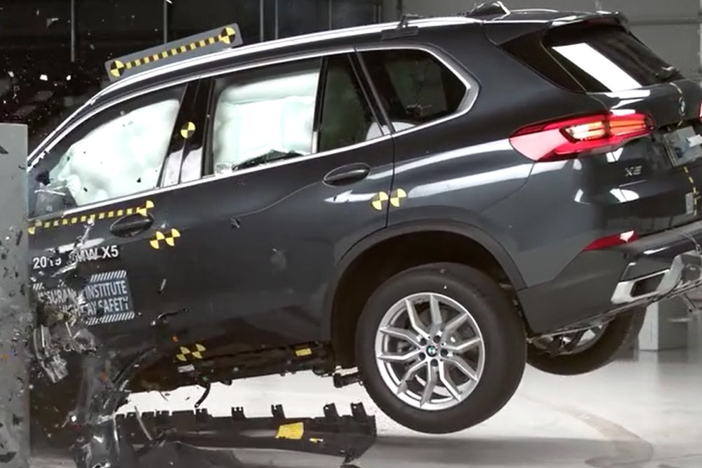 豪华SUV结不结实？宝马X5碰撞测试出炉