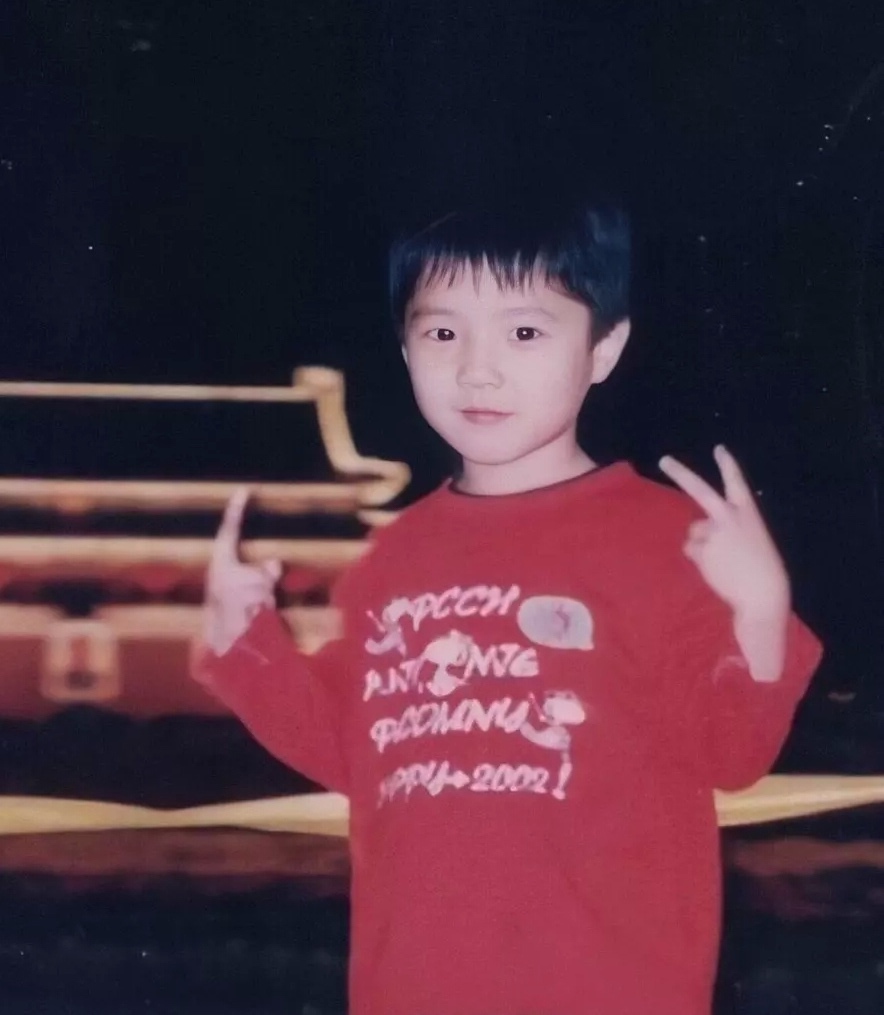 明星小时候有多时尚?前面还好,看到最后一张,网友:眉毛p的吗__凤凰网