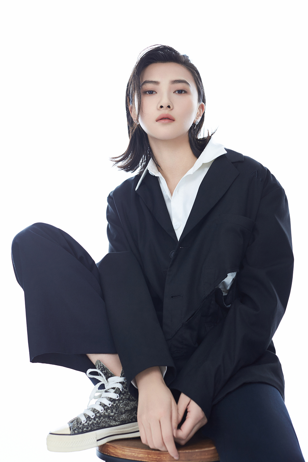 柏安西装大片曝光 型酷女孩邂逅春日魅力__凤凰网