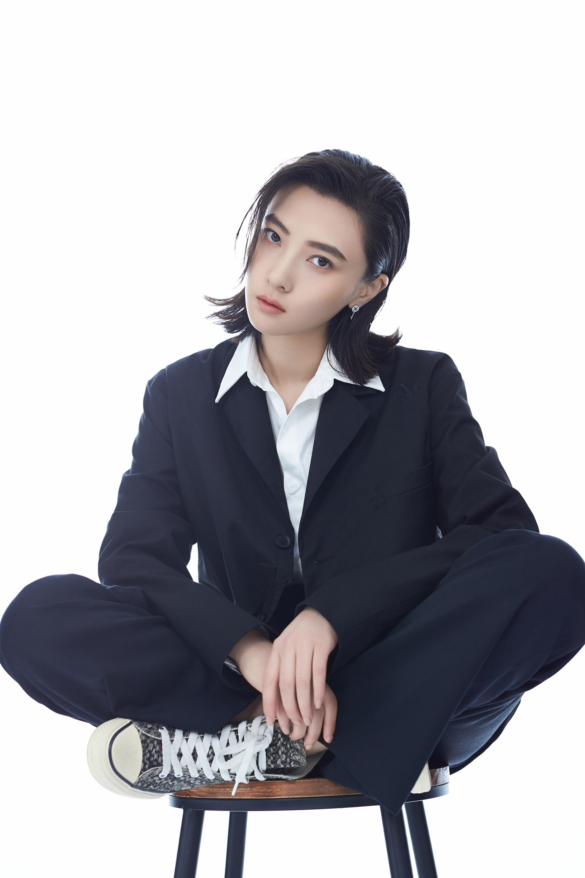 柏安西装大片曝光 型酷女孩邂逅春日魅力__凤凰网