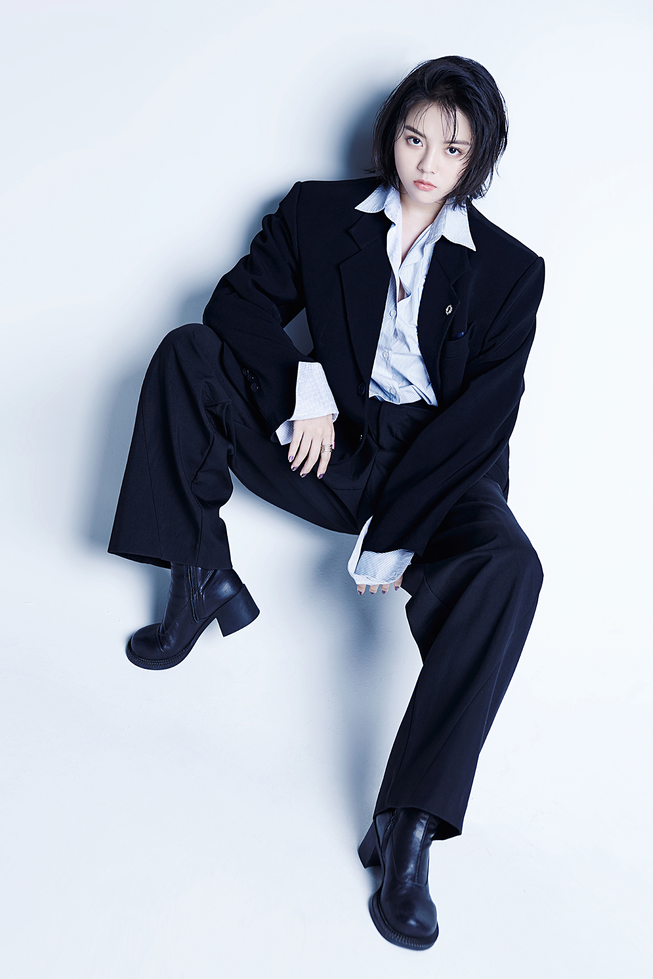 高煜霏超a西服写真曝光 酷飒随性展百变魅力