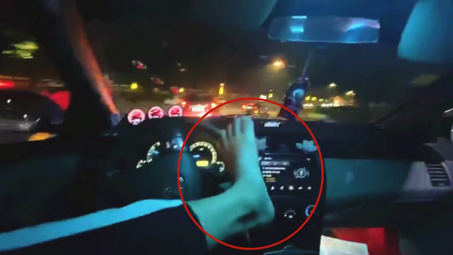 拿命开玩笑实拍广东男子用脚操控方向盘开车炫技超车