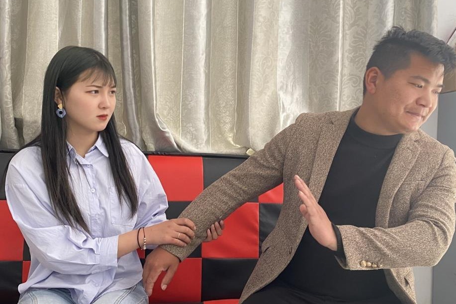 姑娘两任丈夫都去世相亲对象得知逃走却被小伙捡大便宜