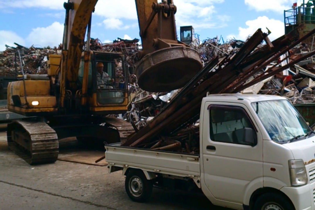 这么大的磁体,吸力惊人,废品厂见得比较多!