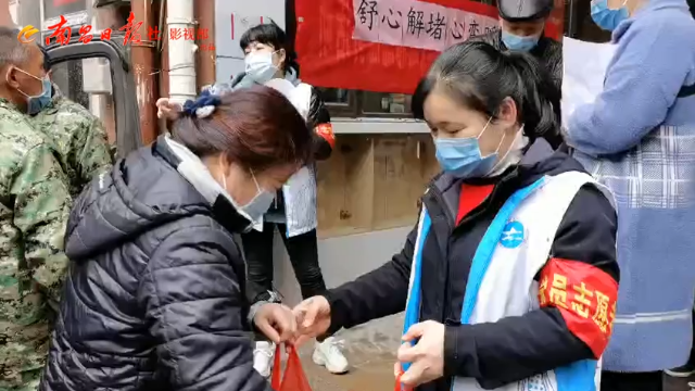江西青山湖区：社区居民爱心接力 上千滞销鸡一单卖光