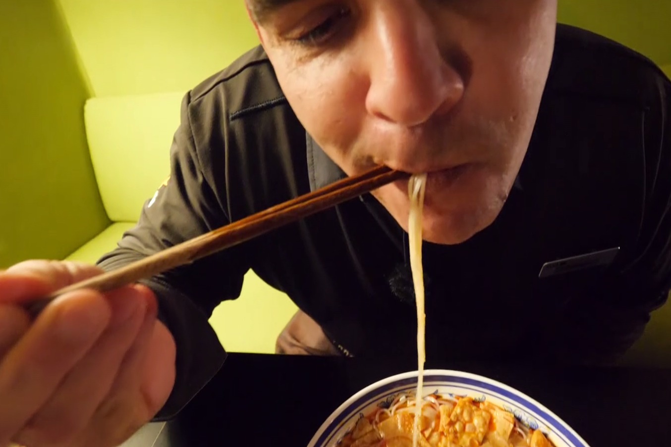 从不敢尝试到放不下筷子好吃到上天老外爆笑试吃螺蛳粉