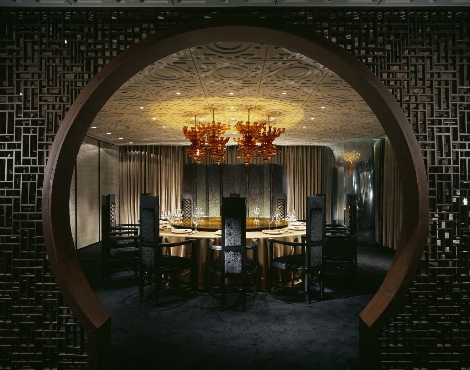 2020最流行的中式酒楼装饰,其采用仿古时代灯光设计,更有吸引力