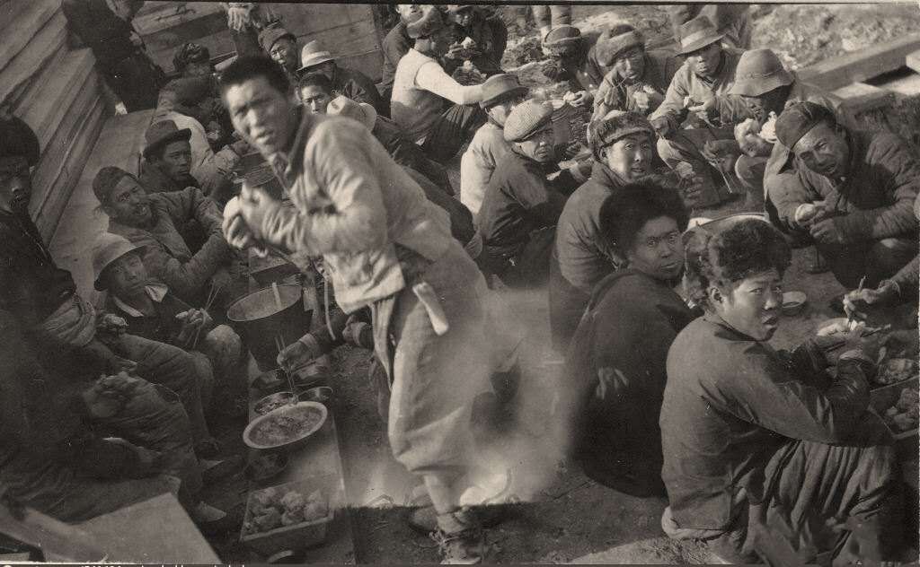 中国人在前苏联工地干活的老照片环境恶劣集体吃大锅饭