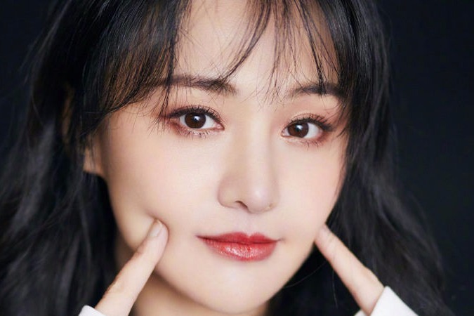 郑爽最新写真曝光,黑色卷发配大红唇,造型惊艳,女人味十足.