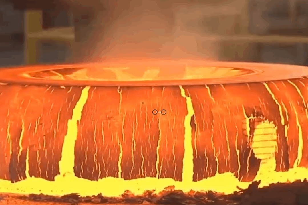 工厂锻造大型工件通红的铁块压成想要的形状每一件都价值连城