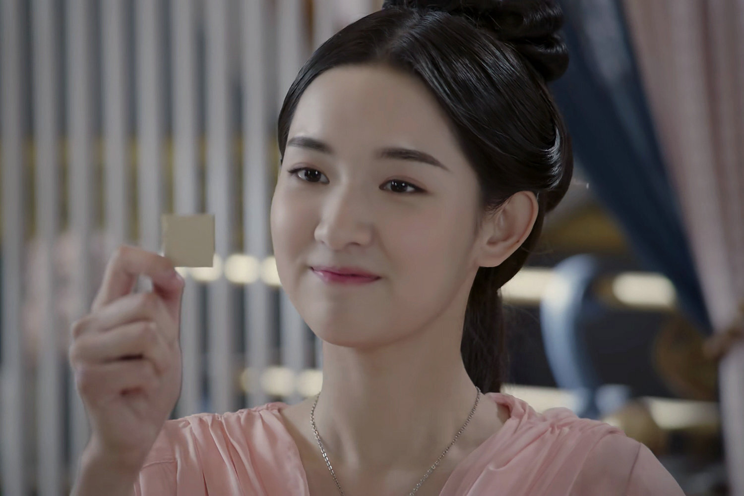 那天晚上,风如澈第一次过上了富贵人间的生活——一大堆侍女侍候她