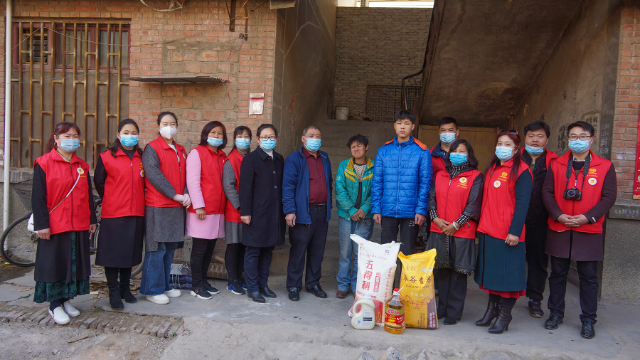 辉县市农商银行捐助物资，携梁菊爱心志愿团队慰问贫困群众！