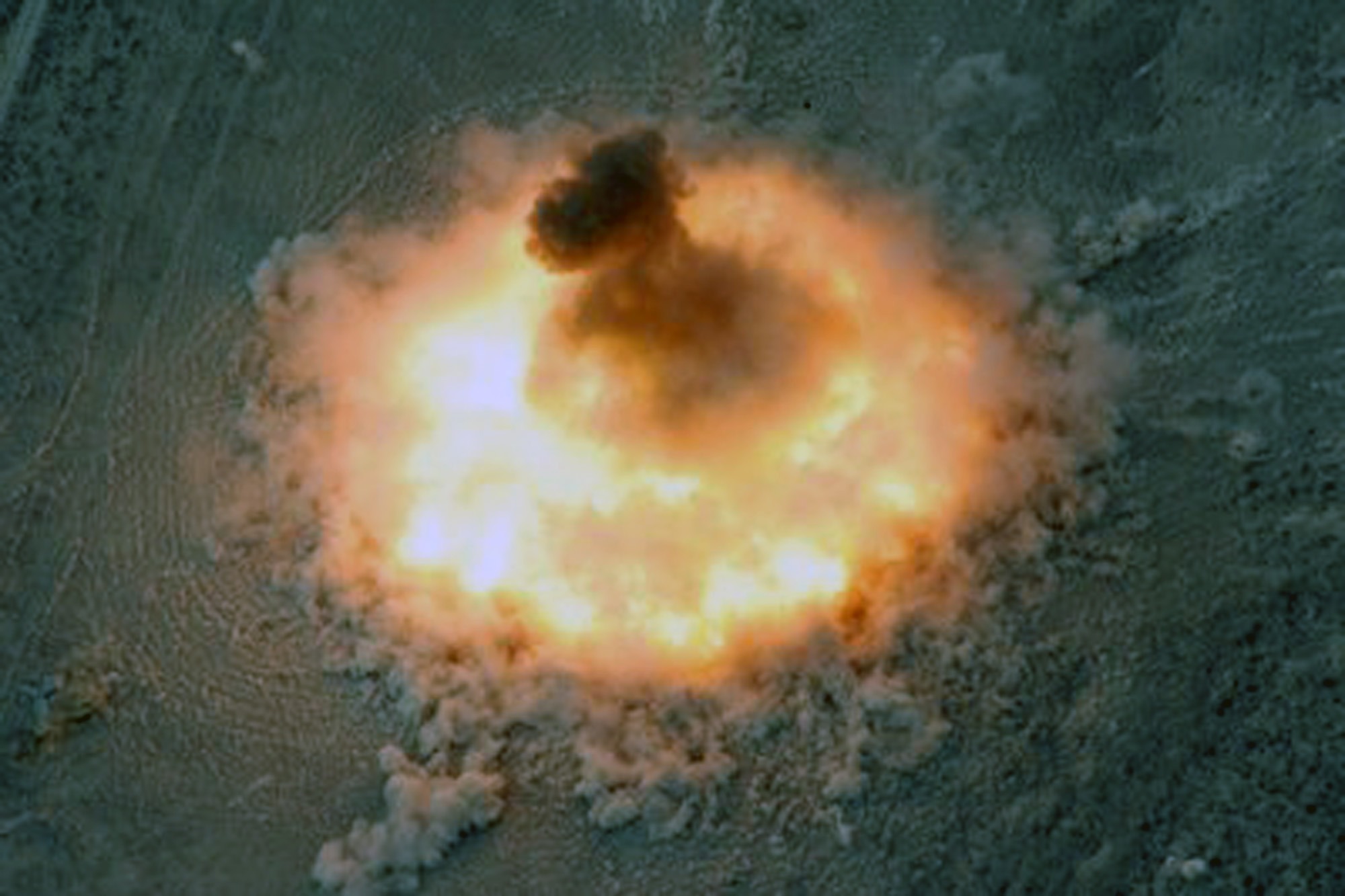 温压弹被称为是除核武之外威力最强的炸弹，温度可融化钢铁