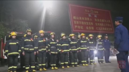 四川西昌大火蔓延危及市区，6个支队430名消防员驰援