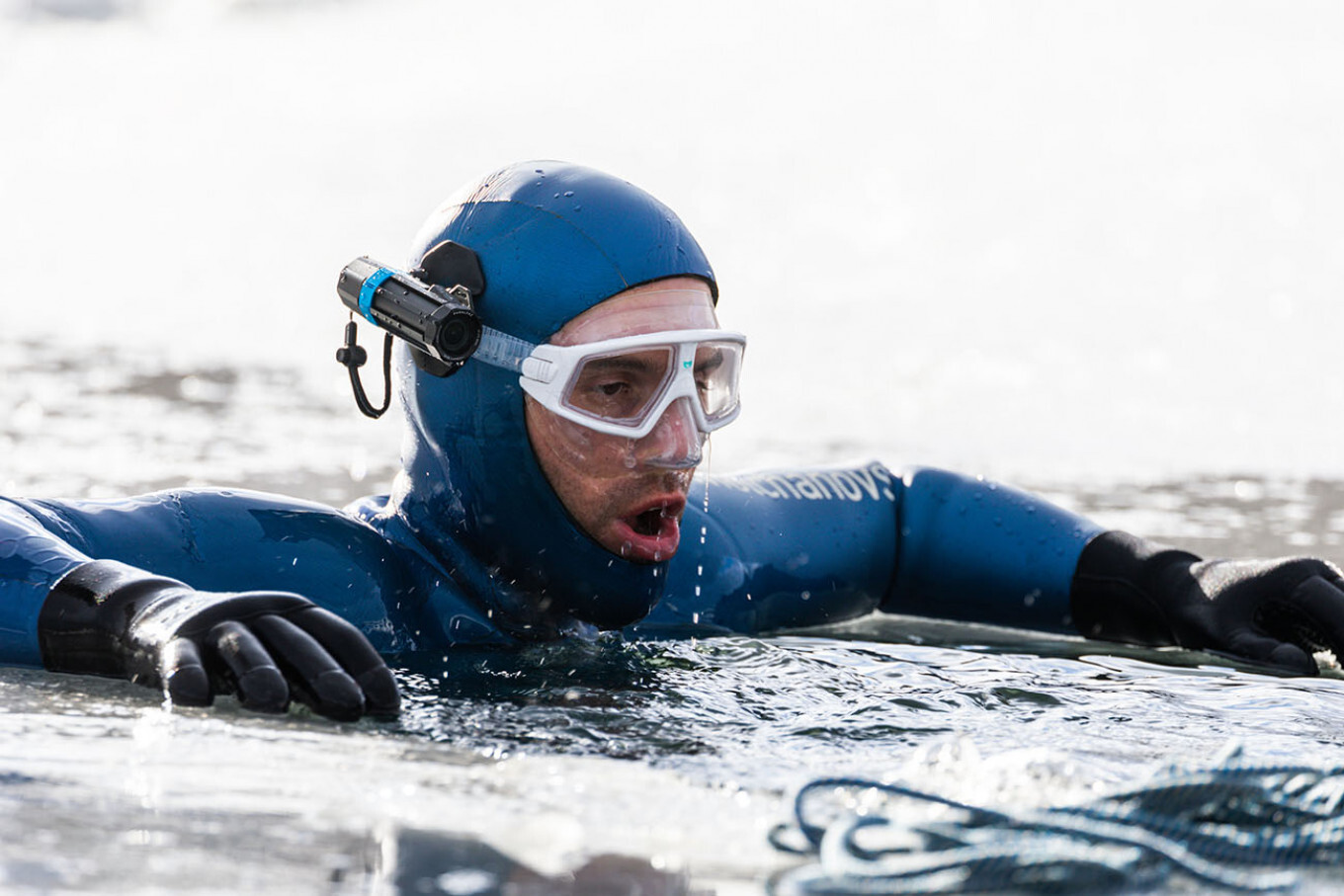 冰下潜水180米,法国自由潜水运动员破世界纪录__凤凰网