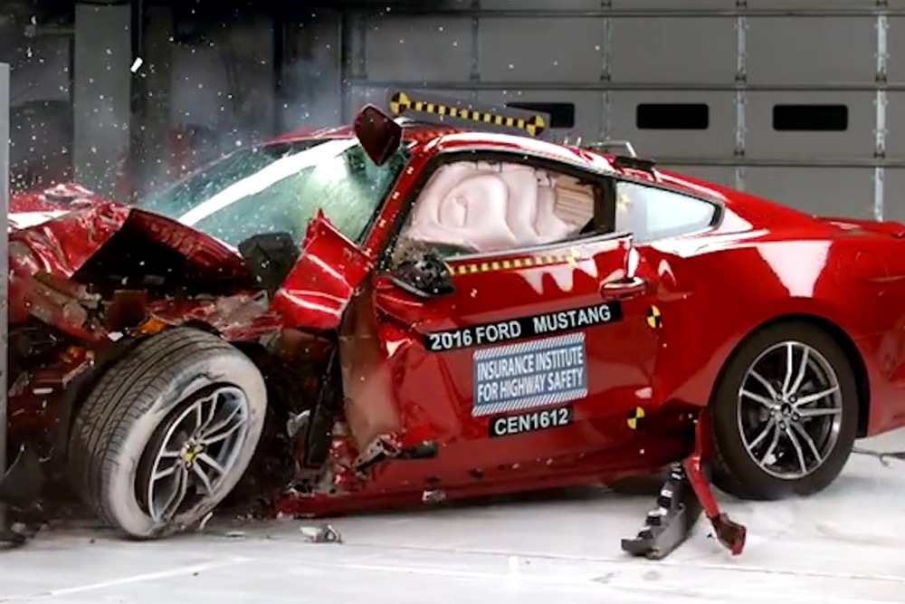 福特Mustang碰撞来了，小跑车安全性如何？
