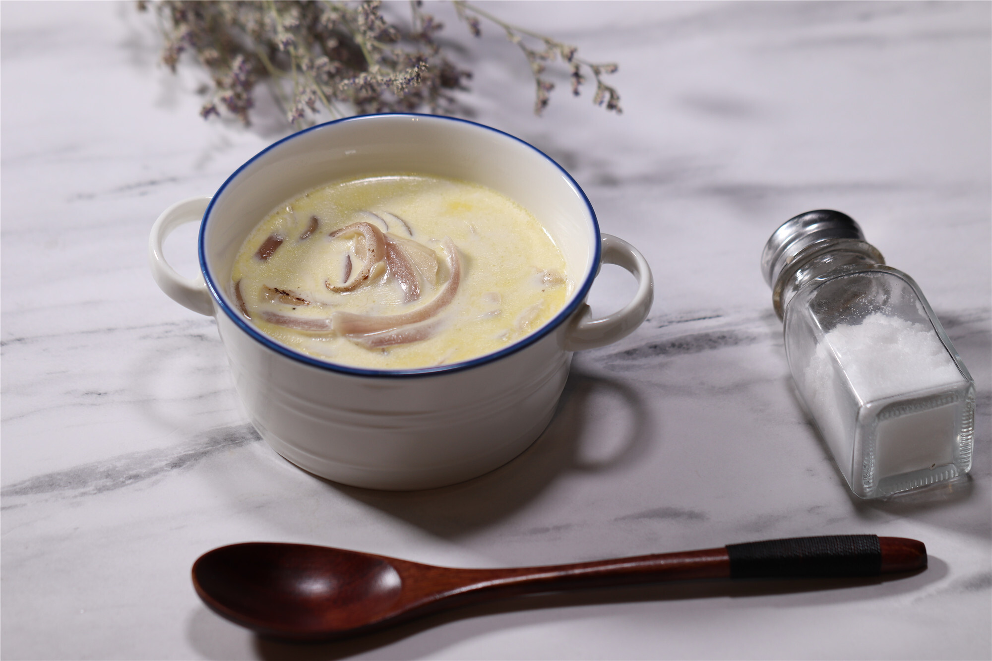 这道又香又滑的菌菇奶油汤,小孩子特别爱喝,每次都一大碗!__凤凰网