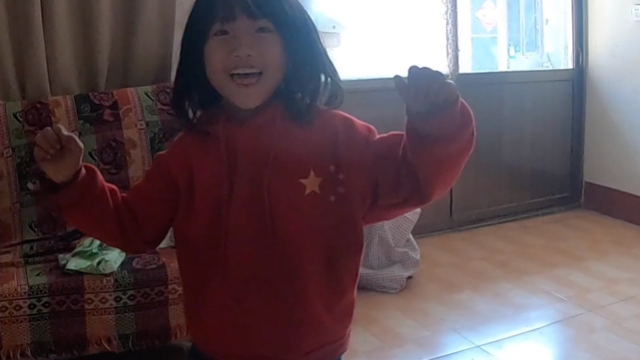 小侄女和她同学姐弟俩玩，弟弟突然嗷嗷大叫，视频记录下全过程