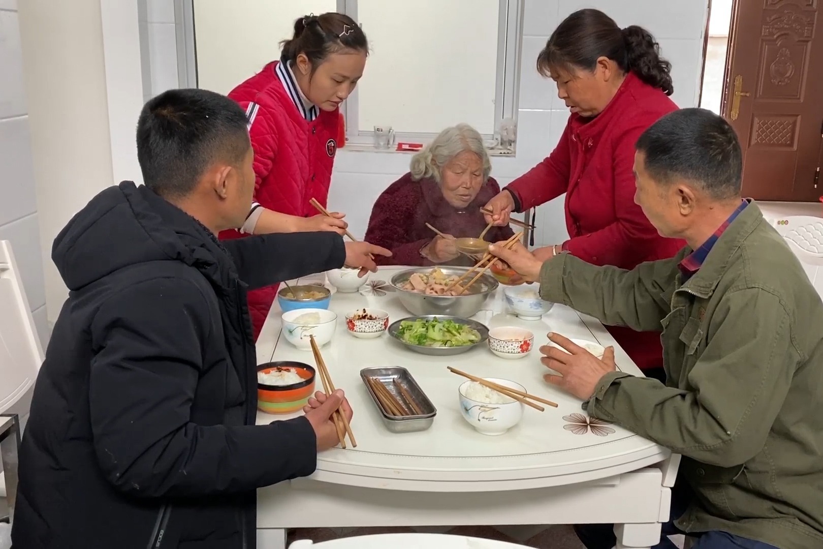 一家人围着饭桌真温馨