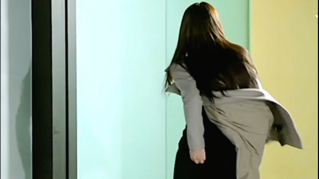 大叔重生后变成美女走秀,最后逃跑的样子笑死我了.