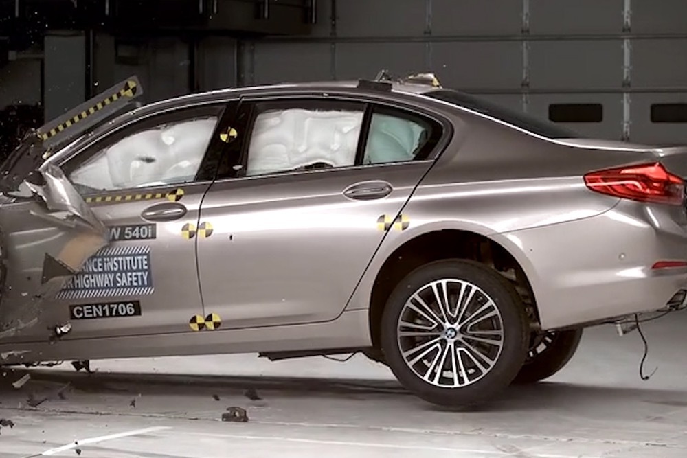 豪华行政轿车安全吗？宝马5系参加碰撞测试