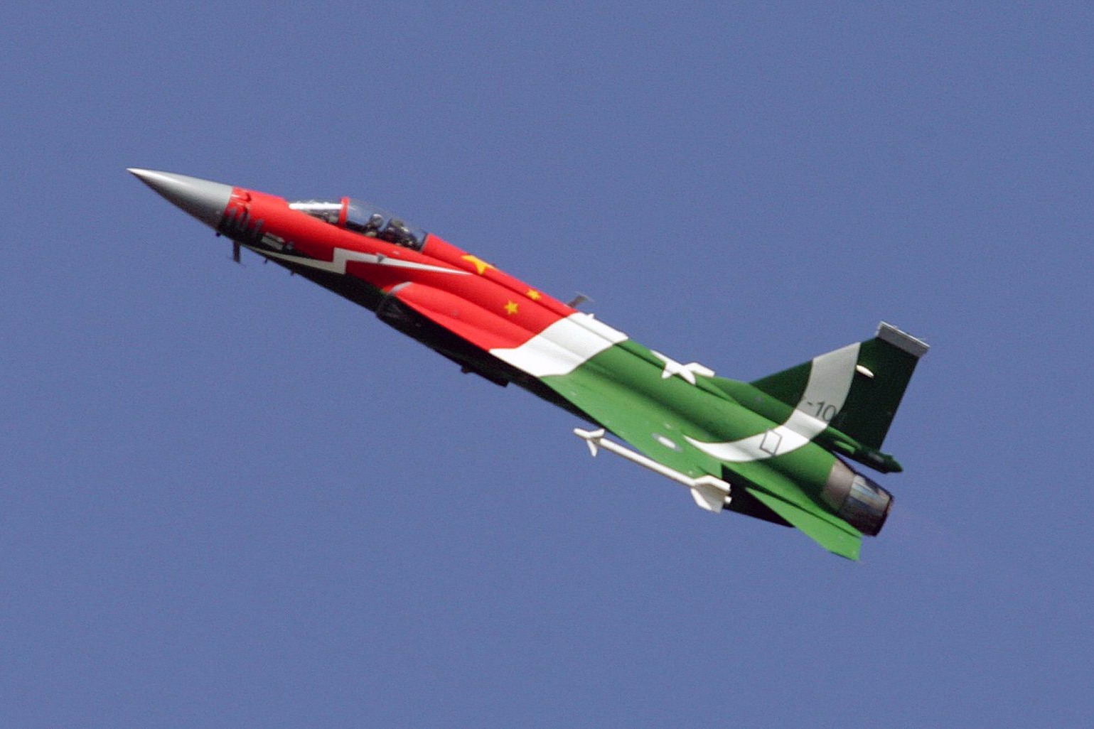 巴铁枭龙战机发射空对空导弹 击落一架伊朗无人机