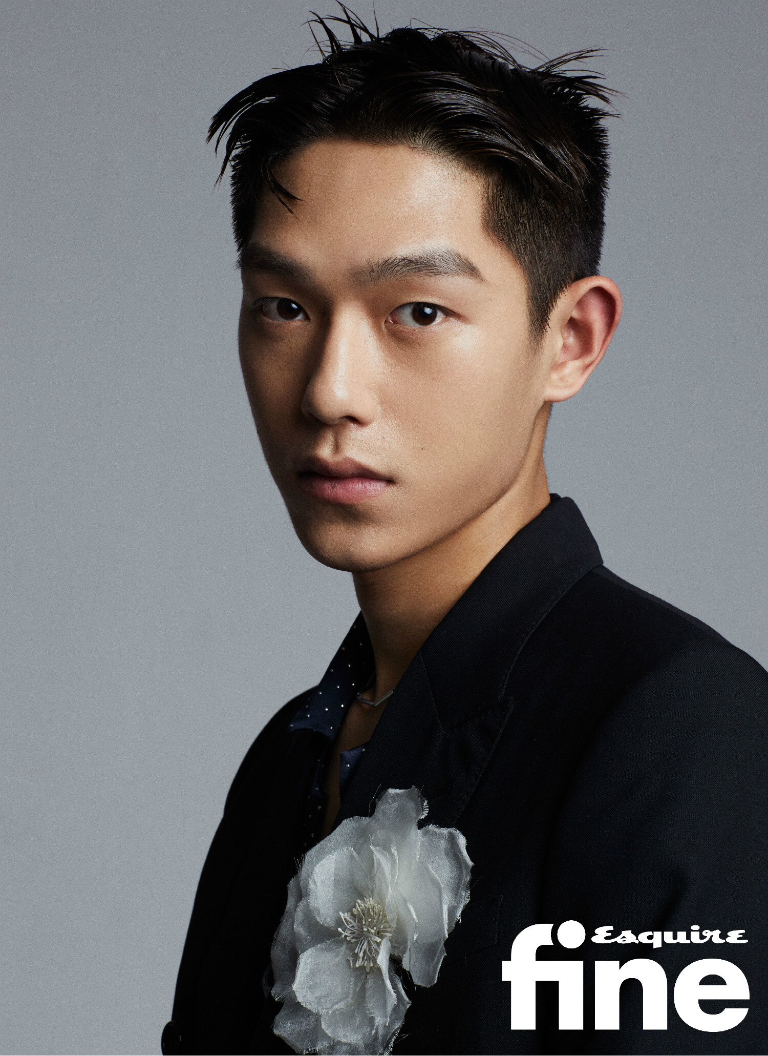 王锵《时尚先生fine》开年刊 西装超a时尚有型