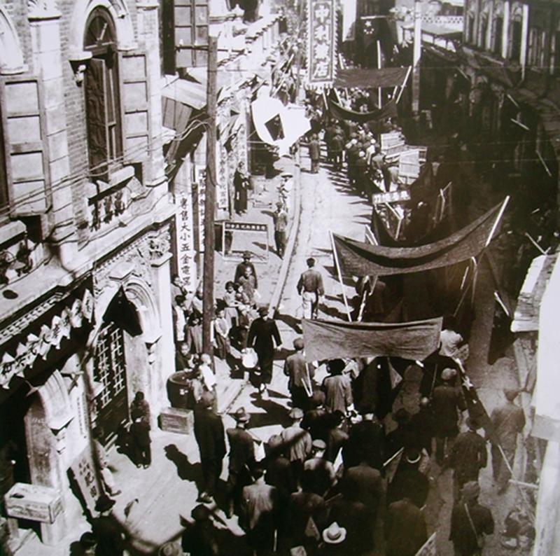 1950年,唐山市社会各界举行国庆节庆祝游行