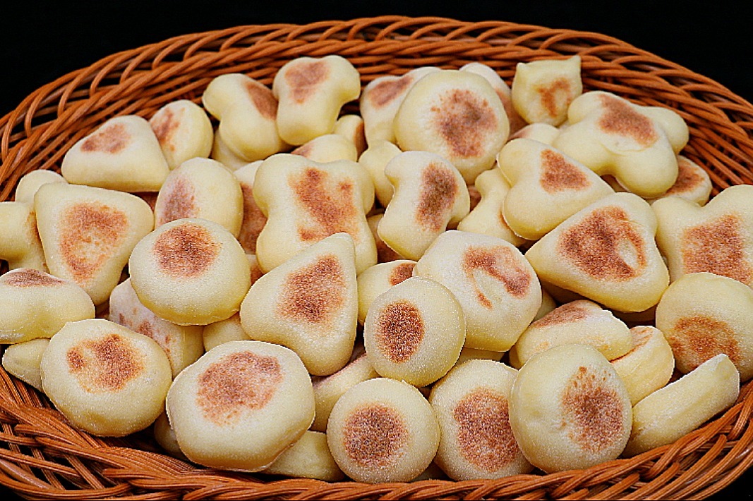 面粉这样做太好吃了，无水无油，一次做100个，上桌孩子吃美了