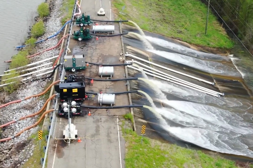 为了防止水库决堤多台大型抽水机在不停抽水这场面难得一见