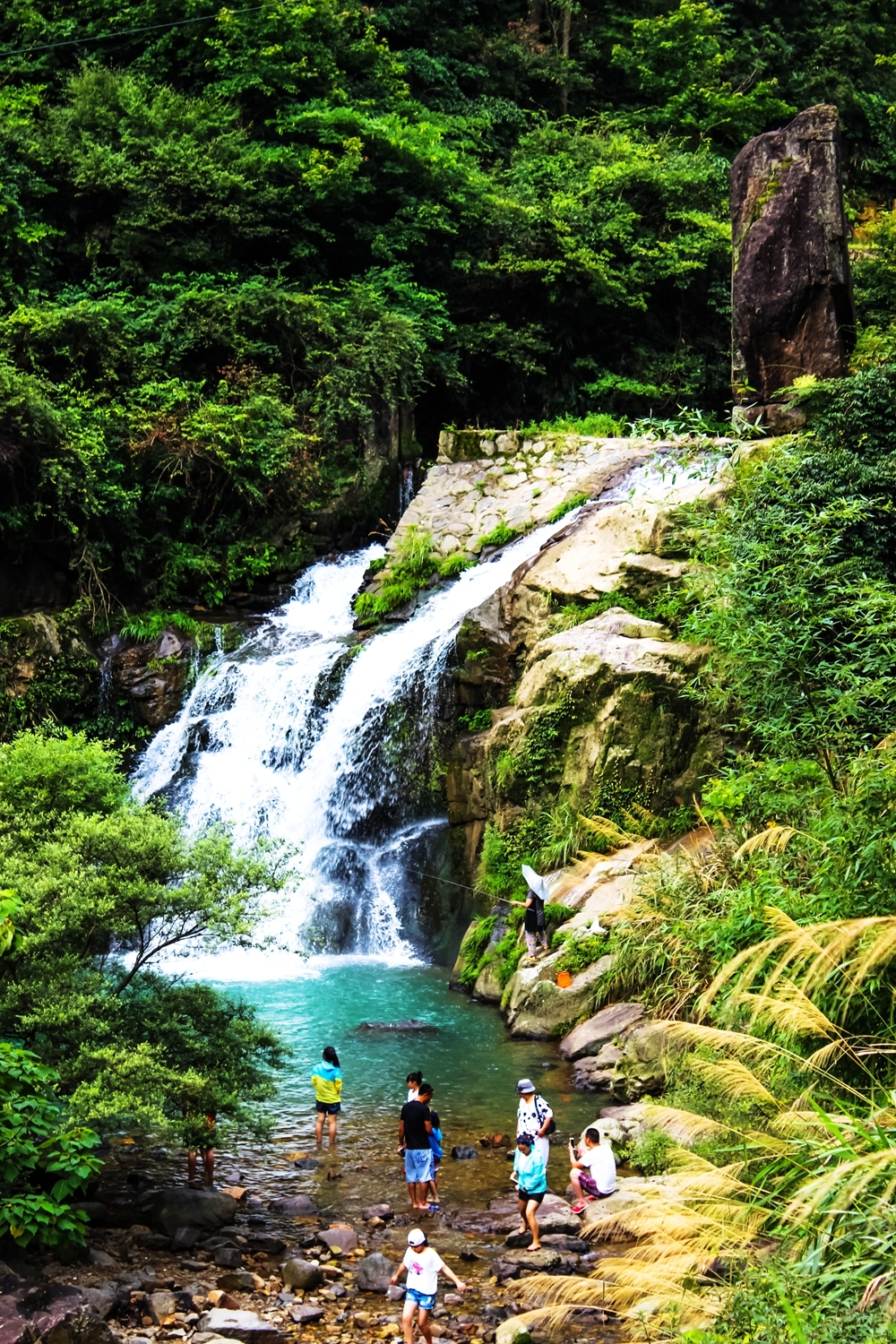 黃土嶺村隱匿於山間谷地,自然淳樸,有一道奇秀的三疊龍潭.