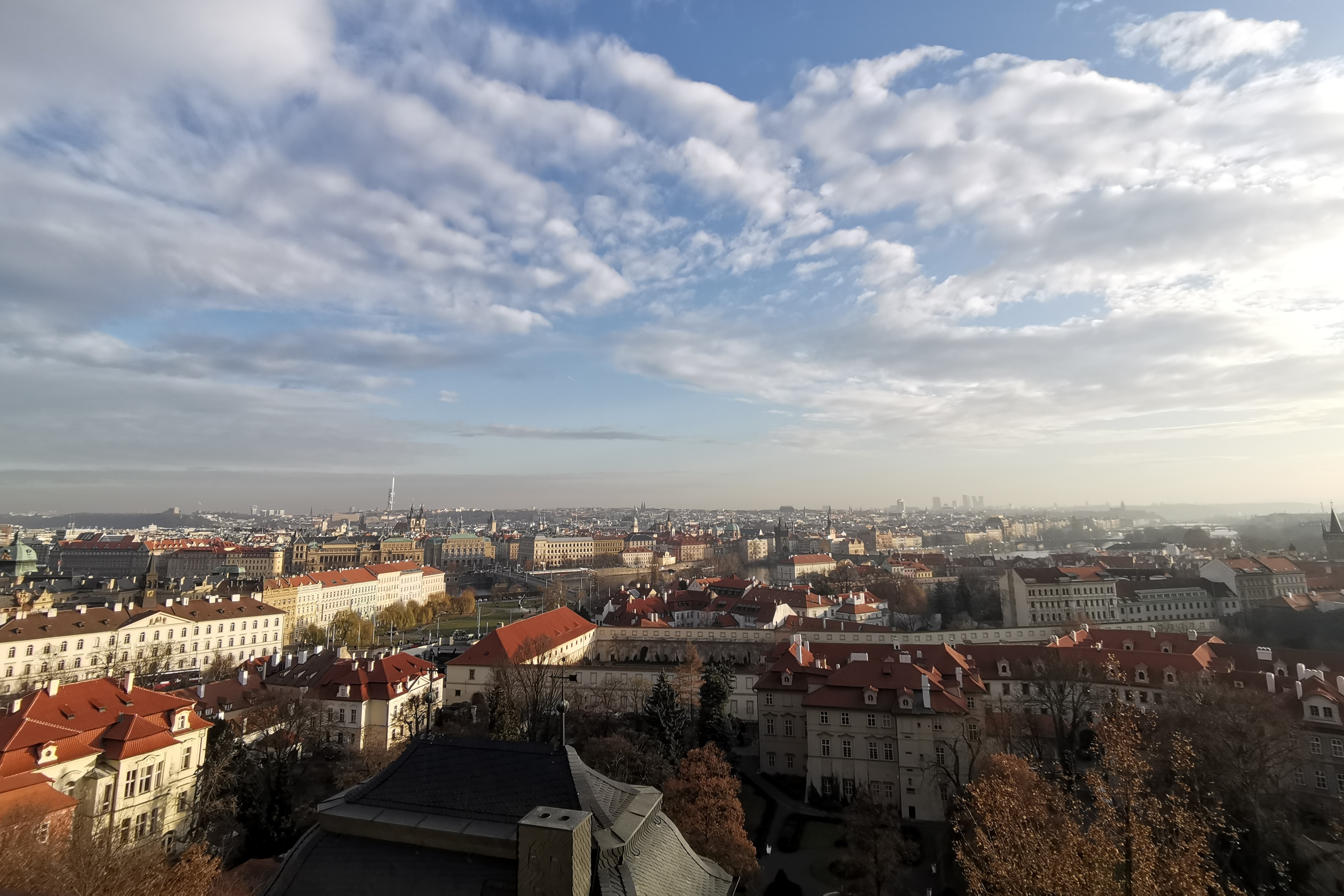 捷克首都伏尔塔瓦河畔俯瞰百塔之城布拉格