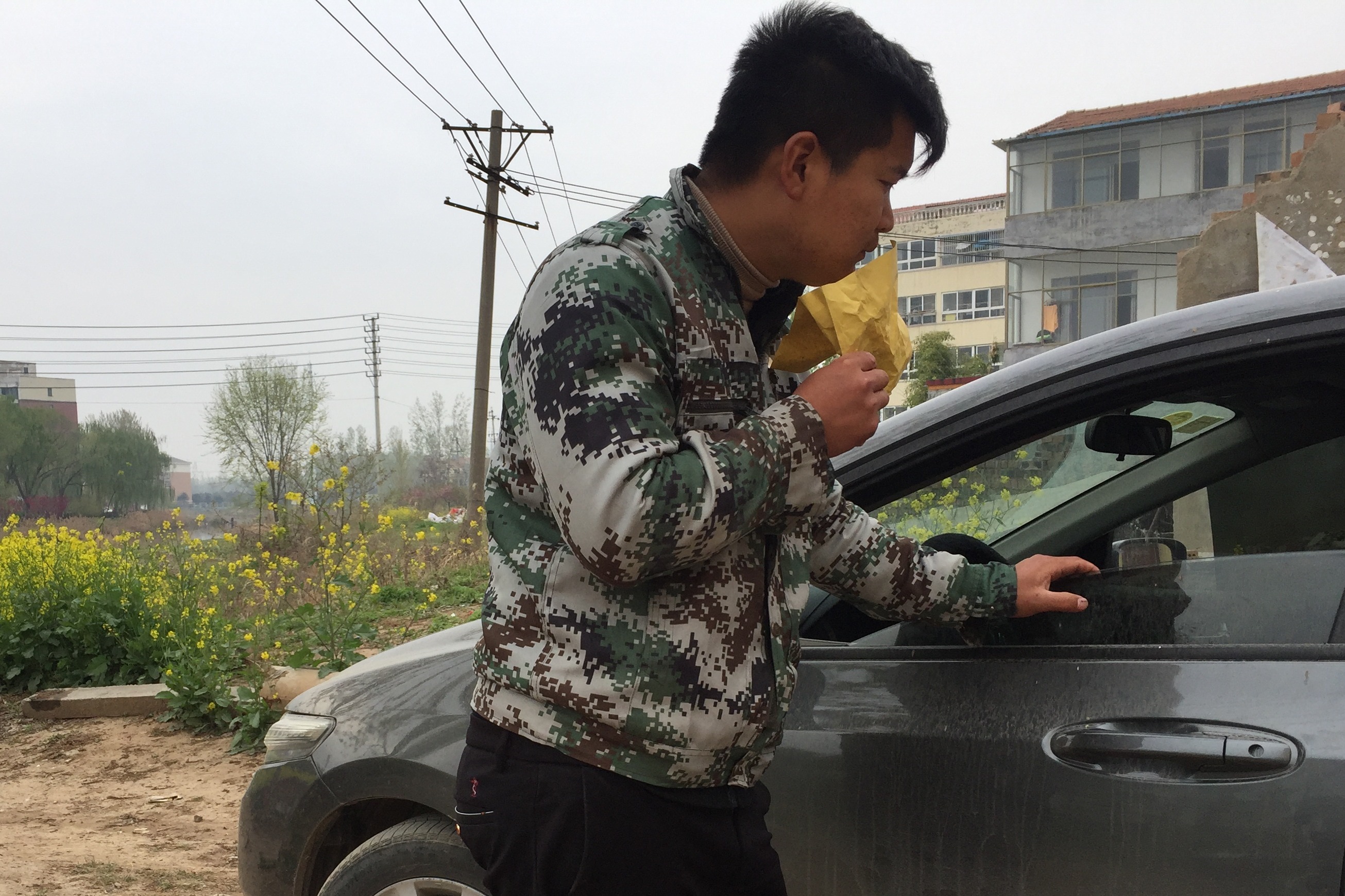 车主忘关窗户，农民工好心看管却遭误会，得知真相车主羞愧