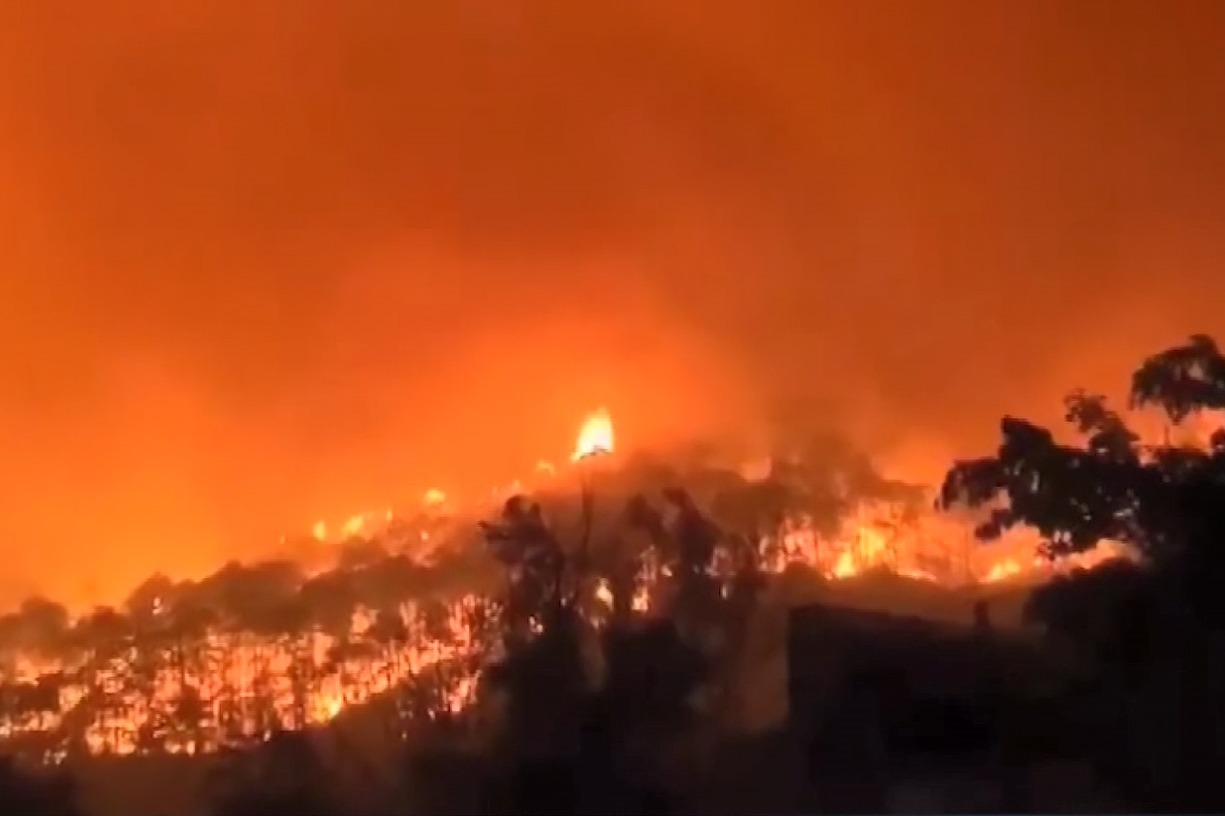 四川西昌:民兵全力救援 森林火灾明火已扑灭