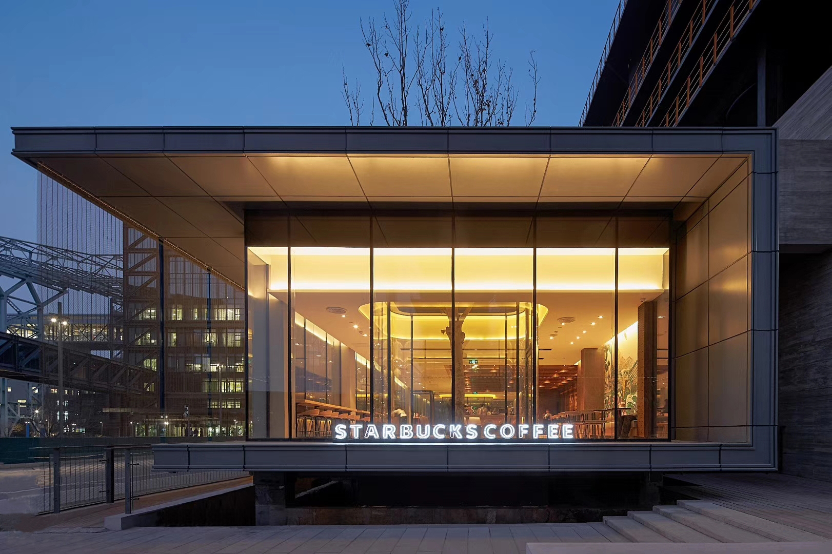 新晋硬核工业风打卡地:首钢园星巴克