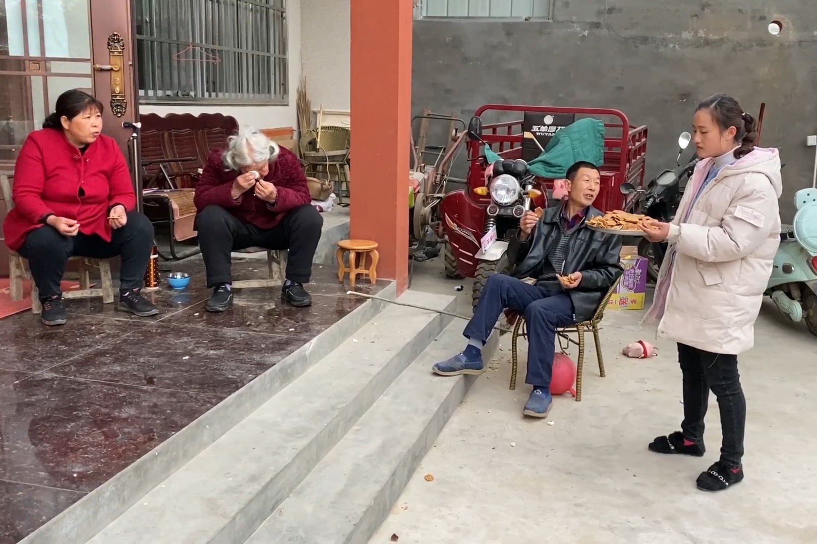 媳妇在家做猫耳朵，做好端出来满满一大托盘，尝一口竟然这么好吃