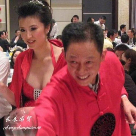 王志文46岁妻子近照曝光，五官精致身材苗条，曾为一名模特
