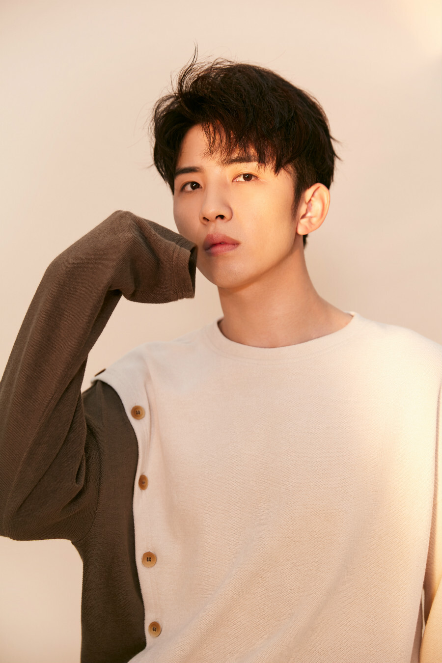 李政军春日光影写真曝光 甜系少年笑容满分__凤凰网