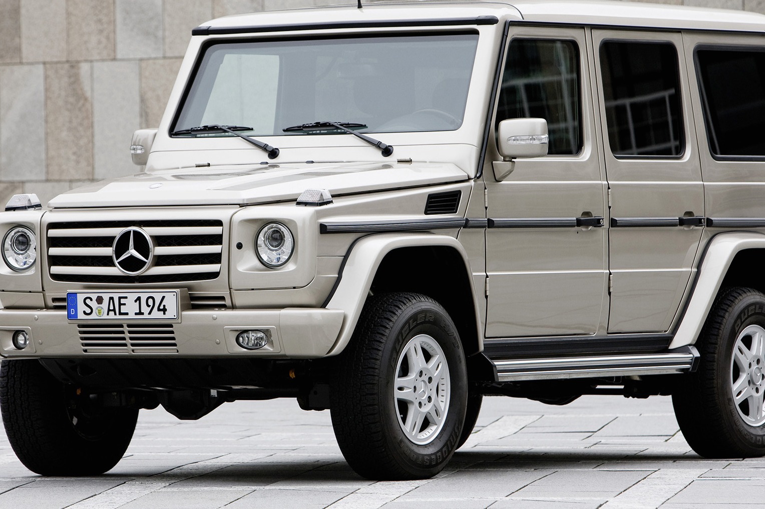 2009年奔驰G500广告：碰撞试验直接撞破四面墙，这车真够硬的